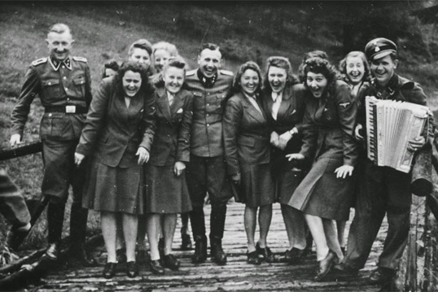 Cliché pris l’été 1944, montrant des officiers et secrétaires du camp d’Auschwitz profitant de moments de détente à quelques kilomètres du camp.